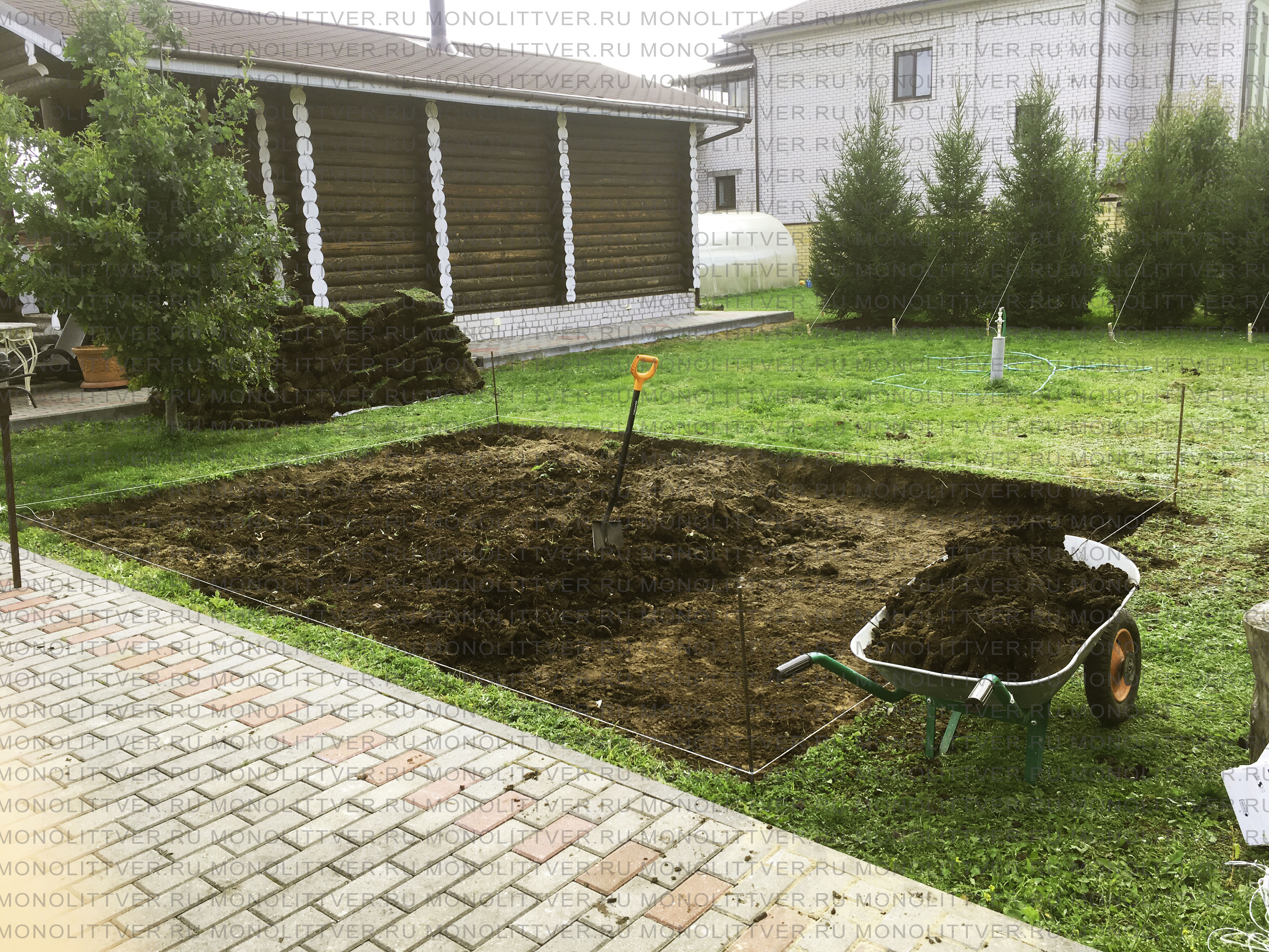 Извлечение грунта и формирование котлована под монолитную плиту